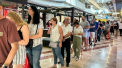 Locuitorii din Tel Aviv stau la cozi pentru a cumpara fructe si legume de la fermele din sudul Israelului
