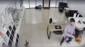 Un barbat a furat 53 de iPhone in prima lui zi de munca la un magazin de electronice