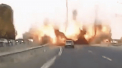 Momentul in care o racheta cade pe o autostrada din Israel, printre mai multe masini. Trei oameni, raniti - VIDEO
