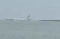 Un avion al marinei americane a iesit de pe pista si s-a prabusit in mare, cu noua oameni la bord, in Hawaii - VIDEO