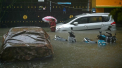 Inundatiile au facut prapad in India. Mai multe scoli au fost inchise, iar zborurile au fost anulate din cauza ciclonului Michaung - GALERIE FOTO