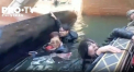 Cativa chinezi au inotat in apele Venetiei. Turistii au vrut sa-si faca poze in picioare, dar au ajuns sa faca o baie in canal