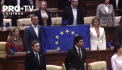 Moment solemn la sedinta Parlamentului. In semn de recunostinta pentru decizia Consiliului European, deputatii au afisat drapele si s-a intonat imnul UE - VIDEO