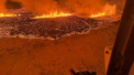 Imagini spectaculoase cu eruptia vulcanului din Islanda. Expertii avertizeaza ca fenomenul ar putea dura luni intregi - GALERIE FOTO