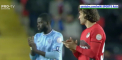 Gest neasteptat la un meci de fotbal din Turcia. Marius Sumudica i-a dat un buchet de flori arbitrului in semn de solidaritate, dupa ce colegul sau a fost lovit cu pumnul in fata, saptamana trecuta - VIDEO