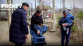 Micutul Constantin, eroul campaniei Daruiesti si Castigi din acest an, a primit un carucior care il va ajuta sa se deplaseze mai usor. Membrii familiei Hristescu au mai multa speranta, datorita sustinerii oamenilor in aceasta perioada - VIDEO