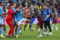 S-au luat la bataie imediat dupa finala Campionatului Mondial al Cluburilor - GALERIE FOTO