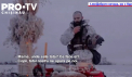 Mesaje emotionante pe frontul din Ucraina. Momentul in care un soldat merge pe un camp inzapezit, isi face cruce si aprinde o lumanare langa o masa plina cu bucate - VIDEO