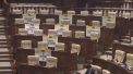 Deputatii BCS boicoteaza sedinta Parlamentului. Acestia au pus pancarte langa fotoliile lor si au plecat: „Aceasta putere a pierdut contactul cu realitatea” - FOTO
