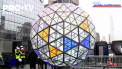 La New York se fac ultimele pregatiri pentru Revelion. Organizatorii au asamblat si testat uriasul glob de cristal, dar si cifrele noului an - VIDEO
