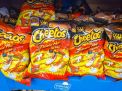 „Flamin' Hot": O fabrica de snack-uri foloseste un condiment atat de picant ca muncitorii au dificultati de respiratie si iritatii oculare