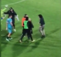 Tatal unui jucator l-a atacat pe portarul advers fiind nemultumit ca goalkeeperul i-a lovit fiul - VIDEO