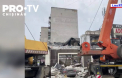 Canalele ruse au publicat imagini cu brutaria bombardata, care arata salvatorii in timp ce scot de sub daramaturi o masina distrusa - VIDEO