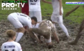 Imagini incredibile in Croatia: S-a jucat fotbal pe un teren impracticabil, plin cu noroi - VIDEO