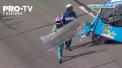 Un pilot de curse NASCAR a devenit viral, după ce a luat o bucată din mașina sa accidentată și a aruncat-o în bolidul adversarului, cu care se ciocnise mai devreme - VIDEO
