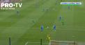 Gol incredibil în campionatul de fotbal al Poloniei. Un portar a degajat un balon din propria jumătate de teren și l-a suprins pe goalkeeperul advers, care a gafat inexplicabil și a scăpat balonul în poartă - VIDEO