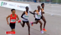 Momente ciudate la semimaratonul de la Beijing: Trei alergători africani par să lase un chinez să câștige, apoi trec umăr la umăr linia de sosire pentru locul doi - VIDEO