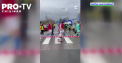 Trebuie să traverseze strada pe trecerea de pietoni pentru a putea juca meciurile - VIDEO