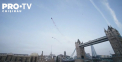Doi parașutiști austrieci echipați cu costume tip wingsuite au efectuat primul zbor prin emblematicul Tower Bridge din Londra - VIDEO