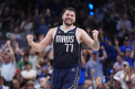 Mavericks obține prima victorie în fața lui Celtics și rămâne în viață în finala NBA - VIDEO
