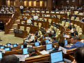 Protest la ședința Parlamentului dedicată celebrării a 30 de ani de la adoptarea Constituției Republicii Moldova. Deputații BCS au venit cu pancarte: „Stop ipocriziei” - FOTO/VIDEO