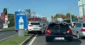 „Soluția” unui şofer de a nu sta în ambuteiaj: Momentul în care efectuează o manevră pe banda de separare - VIDEO