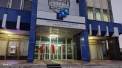 Clădirea Teleradio-Moldova din Chișinău, vandalizată de persoane necunoscute. Aceștia au stropit cu vopsea roșie ușile de la intrarea în instituție - FOTO