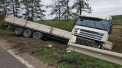 Accident la Sîngerei. Un șofer de camion a pierdut controlul volanului și s-a răsturnat. Poliția vine cu detalii - FOTO