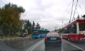 A evitat un accident și a ajuns cu mașina pe bordură. Un șofer din Bălți - surprins cum merge pe trotuar - VIDEO