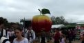 Festivalul Mărului din acest an a fost o adevărată explozie de culori și arome, în orașul Soroca. Producătorii locali au adus laolaltă cele mai gustoase mere și produse tradiționale - VIDEO