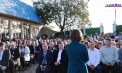 Mănâncă ouă crude, eliberează porumbei și lansează piese de campanie: Candidații la prezidențiale au luat la pas localitățile din țară și publică imagini de la întâlnirile cu alegătorii - VIDEO