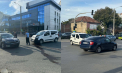 Ambuteiaje pe o stradă din capitală, după ce două mașini s-au lovit într-o intersecție. Imagini surprinse de martori - FOTO/VIDEO