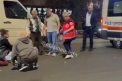 O tânără - lovită de o mașină pe o stradă din capitală. Momentul în care aceasta este preluată de medici - VIDEO