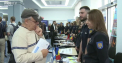 A fost mare îmbulzeală astăzi la casa Guvernului. Zeci de tineri și persoane care au deja un stagiu de muncă au mers la târgul de cariere organizat de executiv - VIDEO