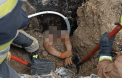 La un pas de tragedie. Un tânăr a fost salvat, după ce s-a prăbușit într-o groapă sub peretele unei case - VIDEO
