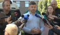 Membrii Asociației Forța Fermierilor susțin o conferință de presă în fața Parlamentului: „Una se declară la minister și alta este realitatea”