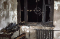A adormit cu țigara în mână și a dat foc la casă: Un bărbat băut a incendiat locuința prietenului său care se afla în spital - FOTO