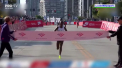 Recordul mondial feminin în proba de maraton - spulberat de o sportivă din Kenya: A devenit prima femeie, care încheie o cursă în mai puțin de două ore și 10 minute - VIDEO 