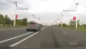 Și-a pus viața sa, dar și a celorlalți participanți la trafic în pericol. Momentul în care un șofer intră pe contrasens și se deplasează cu viteză excesivă - VIDEO