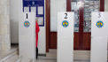 Noi încălcări la secțiile de vot: Poliția a sesizat lipsa unei ștampile dintr-o cabină de vot. În total au fost înregistrate 146 de încălcări până acum - FOTO