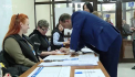 Rând pe rând candidați au mers și au votat. Unii au fost întâmpinați de oaspeți neașteptați, alții nu au fost lăsați din prima să intre în secția de votare - VIDEO