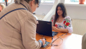 12 secții de votare dotate cu tablete pentru vot: Alegătorii testează semnarea pe tablete digitale care ar putea lua locul listelor electorale suplimentare pe suport de hârtie - FOTO