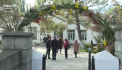 Unele birouri electorale s-au pregătit ca la carte și și-au întâmpinat alegătorii cu muzică și decor de toamnă. Oamenii spun că au votat pentru un viitor mai bun - VIDEO