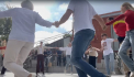 Au încins o horă după ce au votat. Mai mulți moldoveni stabiliți la Madrid au cântat și au dansat în fața unei secții de votare - VIDEO