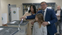 Candidatul Andrei Nastase a votat: Înainte de a intra în secția de votare, acesta a făcut o pauză pentru a mângâia o pisică - VIDEO