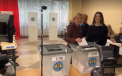 Alături de fiica sa, Irina Vlah a venit la secția de votare și a votat. Candidatul independent a luat ambele buletine - VIDEO