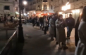 Este trecut de ora 19:00, iar la una dintre secțiile de votare din București coada de alegători este încă de zeci de metri. Basarabenii așteaptă să voteze - VIDEO
