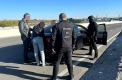 Membrul unei organizații de tineret împreună cu câțiva complici, reținuți în timp ce transportau o cantitate impunătoare de droguri. Ce au găsit polițiștii în timpul perchezițiilor - VIDEO