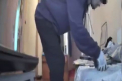 Furt de mii de lei, într-un  apartament din capitală: Doi bărbați au fost arestați pentru 30 de zile. Imaginile surprinse de o cameră de luat de vederi din interiorul locuinței - VIDEO