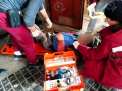 Un bărbat, transportat la spital, după ce a căzut de la etajul trei, în puțul unui lift - FOTO